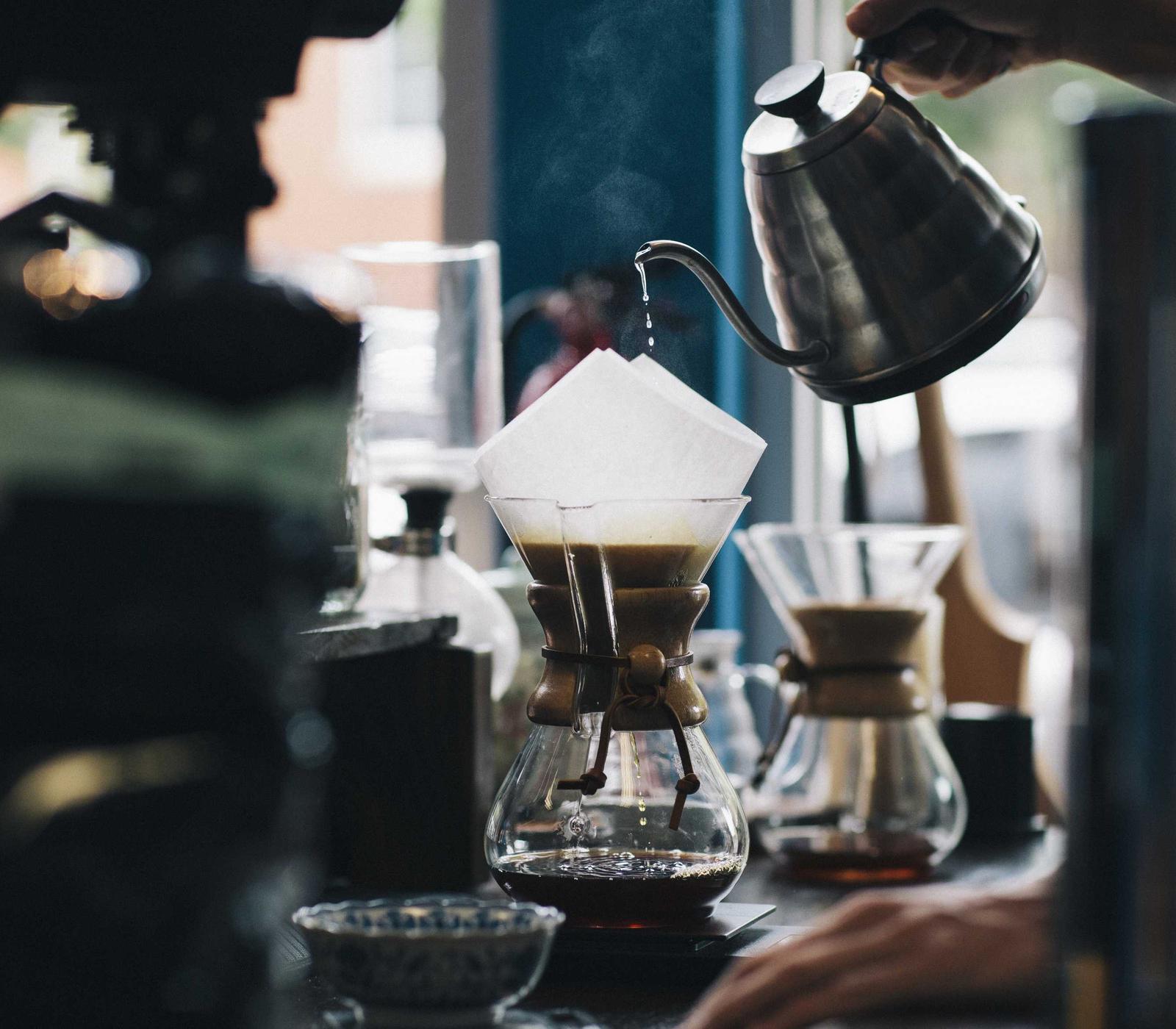 Filterkoffie wordt gezet aan een toog