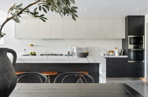 Moderne keuken met eettafel